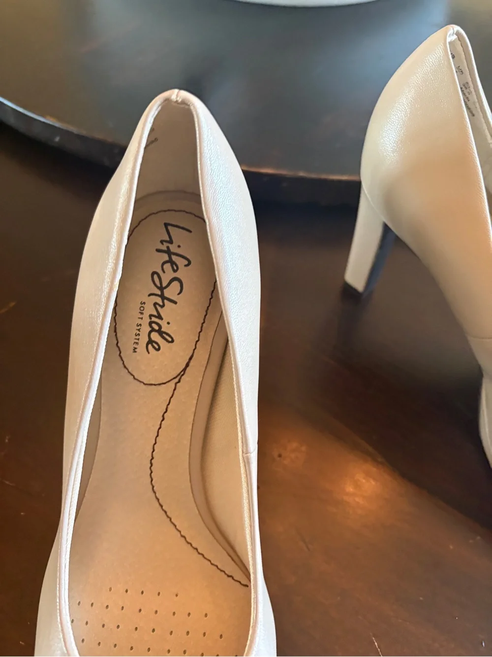 Classic Women’s Round-Toe Mid Heel Pumps in Beige. Life stride.  6.5